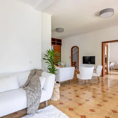Spaziosa Villa Con Piscina, Bbq E Campi Da Tennis *
