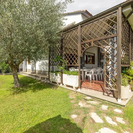 Spaziosa Con Piscina, Bbq E Campi Da Tennis Per Famiglie E Gruppi Di Amici * Casal Palocco
